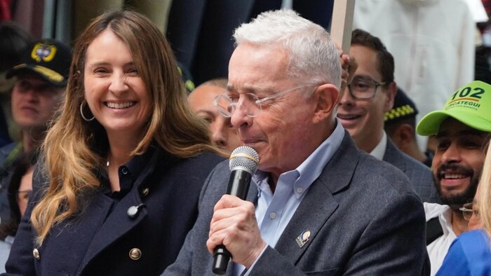 Álvaro Uribe advierte a grupos criminales en caso de victoria de Paloma Valencia en la presidencia