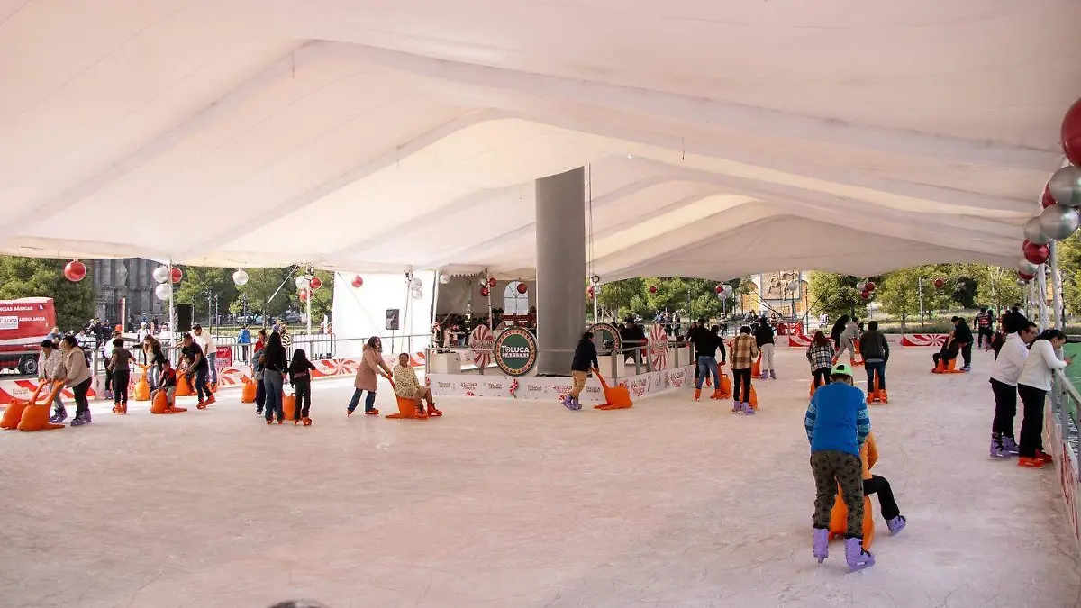 ¿Aún puedes deslizarte en la pista de hielo en Toluca? ¡El reloj corre!