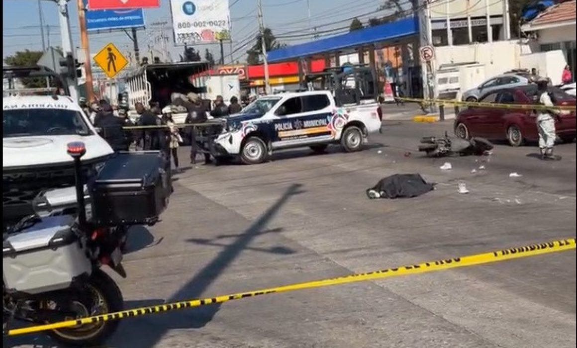 Accidente en Ecatepec deja un hombre muerto y una mujer lesionada tras invadir carril del Mexibús