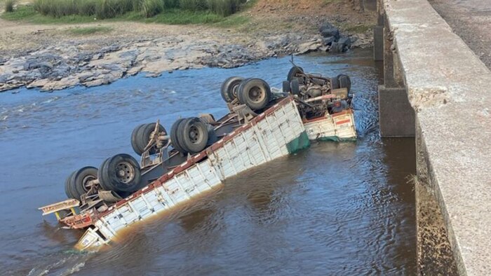 Accidente fatal en Corrientes: un camión vuelca en un puente y termina sumergido en el río Miriñay, fallece el conductor