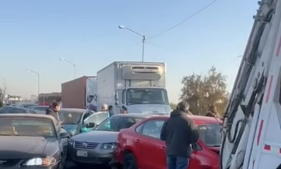 Accidente múltiple en Periférico rumbo a Nezahualcóyotl provoca colapso vial y retrasos