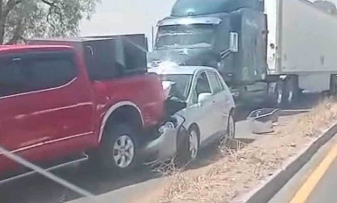Accidente múltiple en la carretera Lechería-Texcoco provoca vialidad saturada en Ecatepec