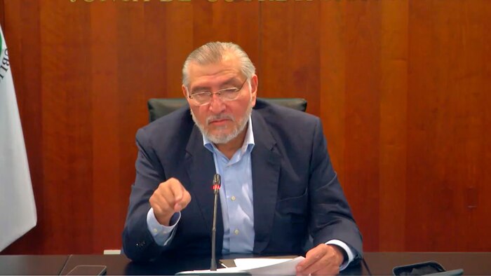 Adán Augusto López, de Morena, es fotografiado en hotel de lujo en Cancún, genera controversia sobre coherencia con política de austeridad