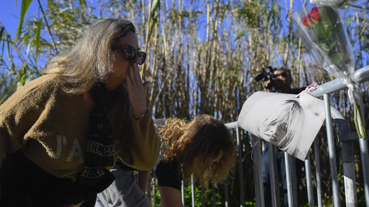 Adiós a una leyenda: Fans despiden a Brigitte Bardot rodeada de flores, peluches y recuerdos en Francia
