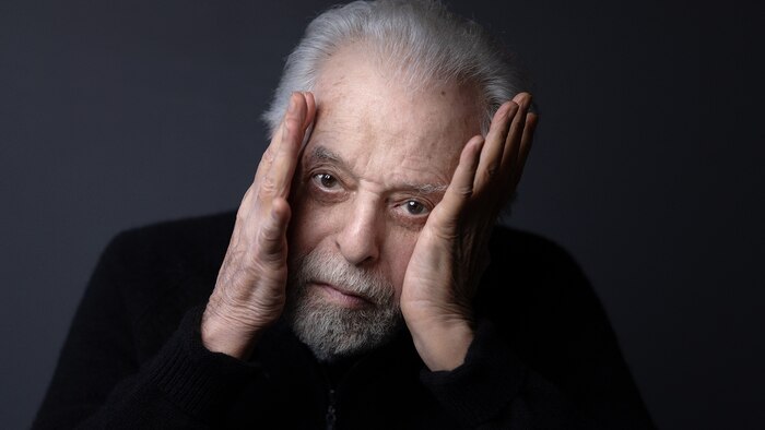 Alejandro Jodorowsky celebra sus 97 años con lanzamiento de libro-objeto que recopila su trayectoria artística