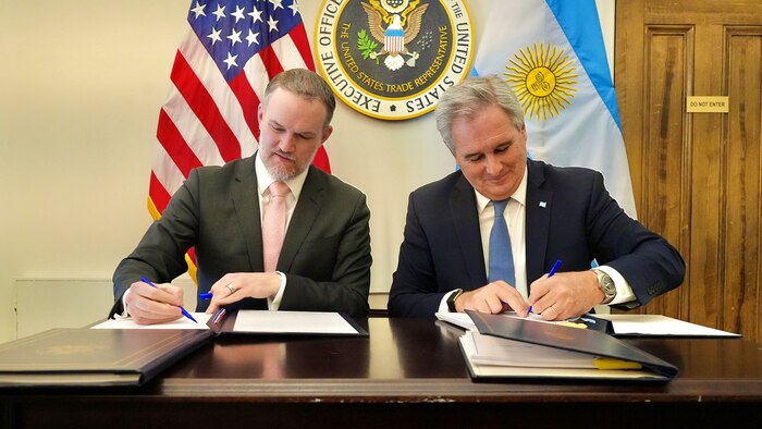 Argentina y Estados Unidos firman acuerdo comercial que contempla reducción de aranceles, inversión en minerales críticos y fortalecimiento de licencias de importación
