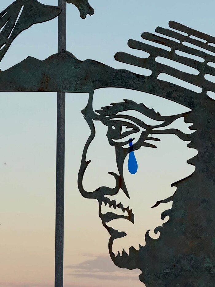 Artista rosarino interviene estatua de San Martín en San Lorenzo con lágrima de color celeste