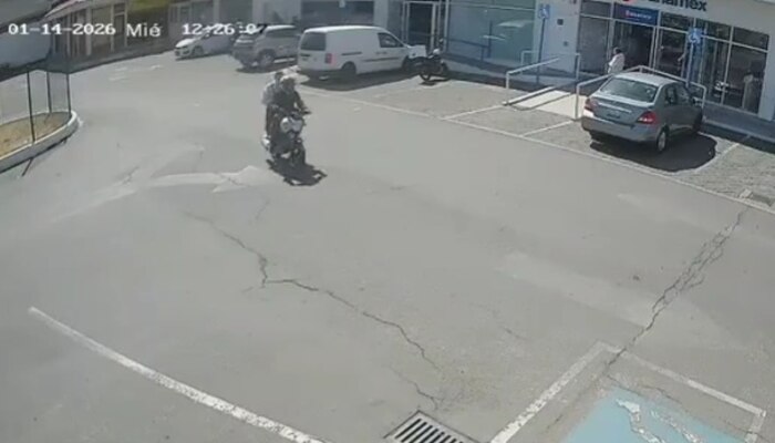 Asalto millonario en Toluca: el video revela cómo delincuentes arrebatan un millón de pesos a un hombre en plena calle