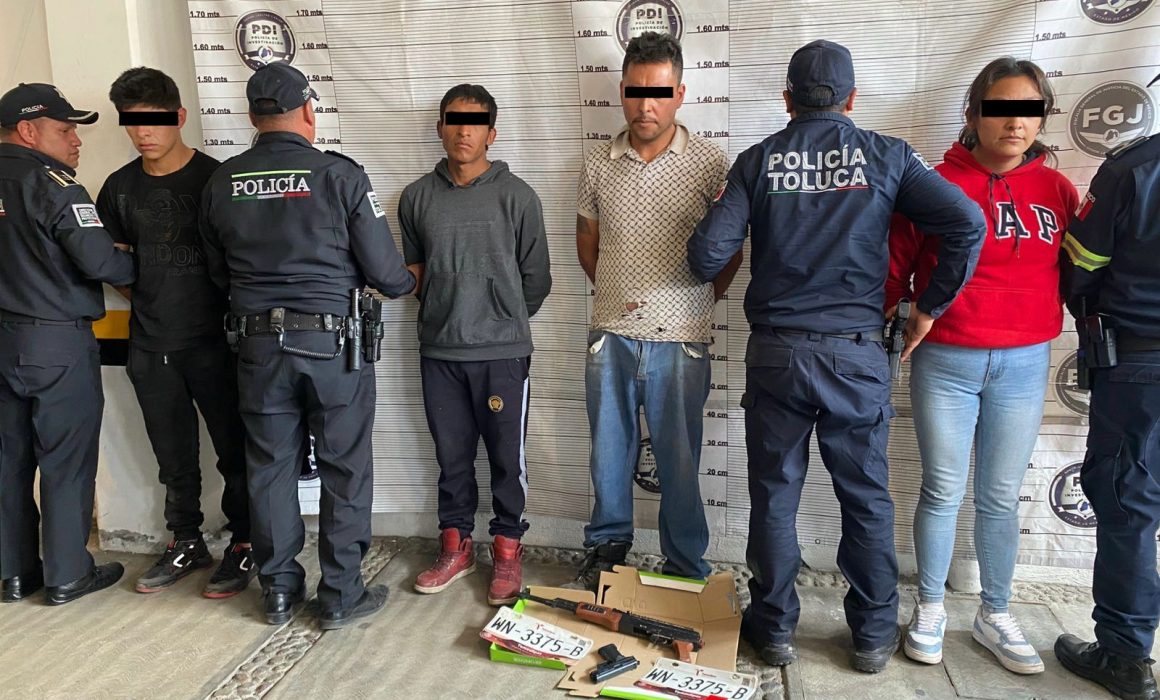 Autoridades de Toluca detienen a cuatro personas vinculadas al robo de transporte de carga en operativo conjunto