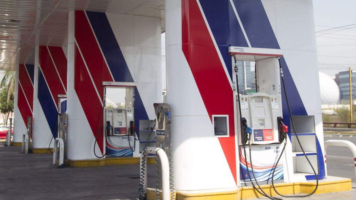 Autoridades y distribuidores alertan sobre riesgos laborales y cambios en el servicio en el sector gasolinero por avance del autoservicio