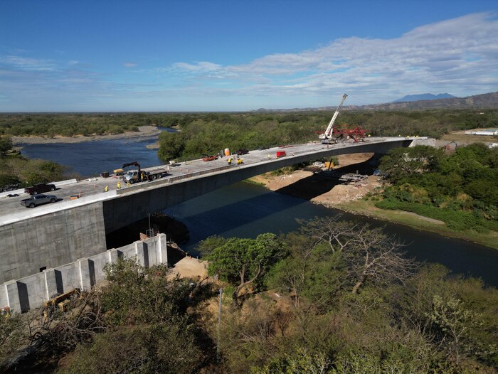 Avanzan los trabajos del puente binacional José Manuel Arce para fortalecer la integración entre El Salvador y Guatemala