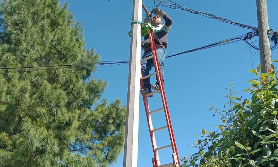 Ayuntamiento de Jilotzingo refuerza el alumbrado en San Miguel Tecpan para mejorar la seguridad pública