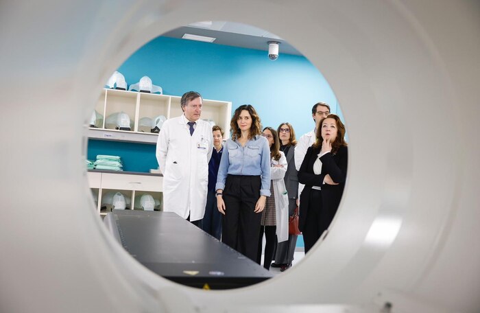 Ayuso externaliza las resonancias en el hospital público de Vallecas por falta de recursos propios