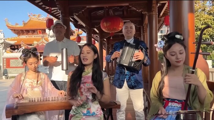 Banda colombiana en China viraliza 'Tarde la conocí' fusionando vallenato con instrumentos tradicionales chinos