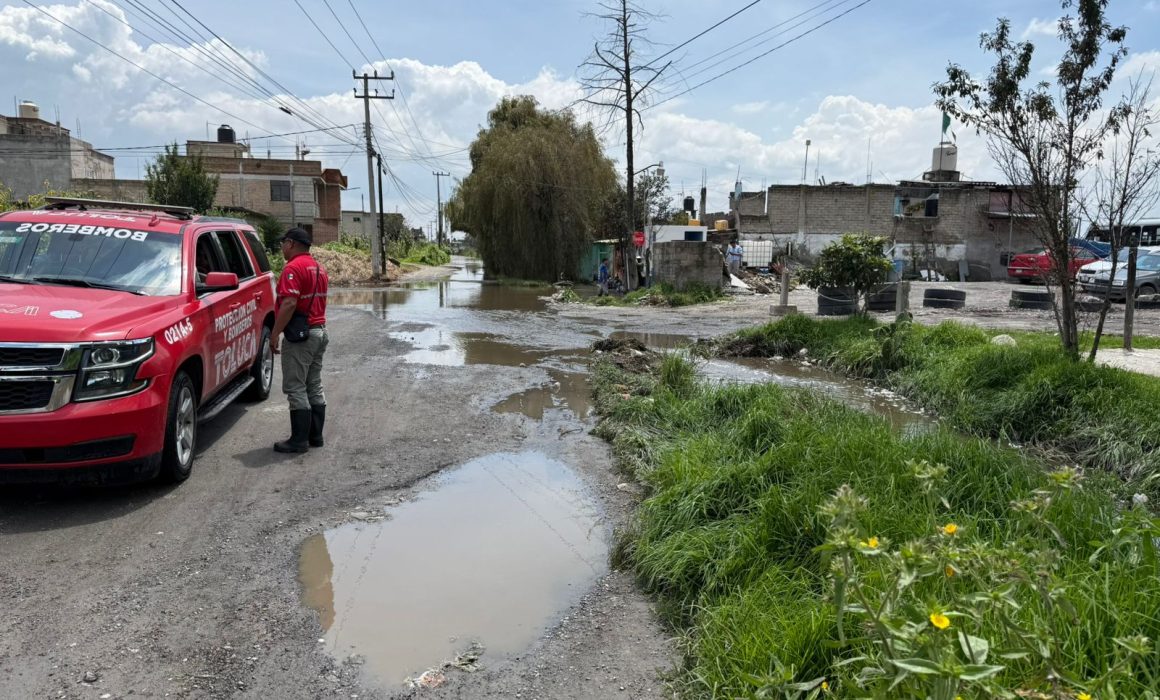 Brigadas de apoyo intensifican labores en Toluca para mitigar inundaciones por lluvias