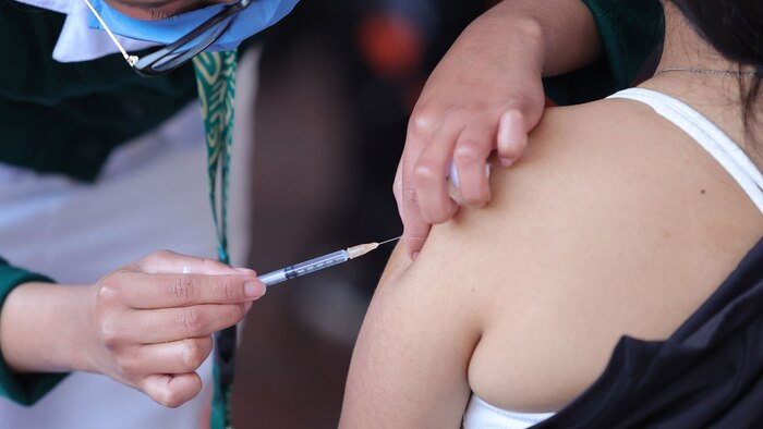 CDMX activa módulos nocturnos de vacunación contra el sarampión ante repunte de casos