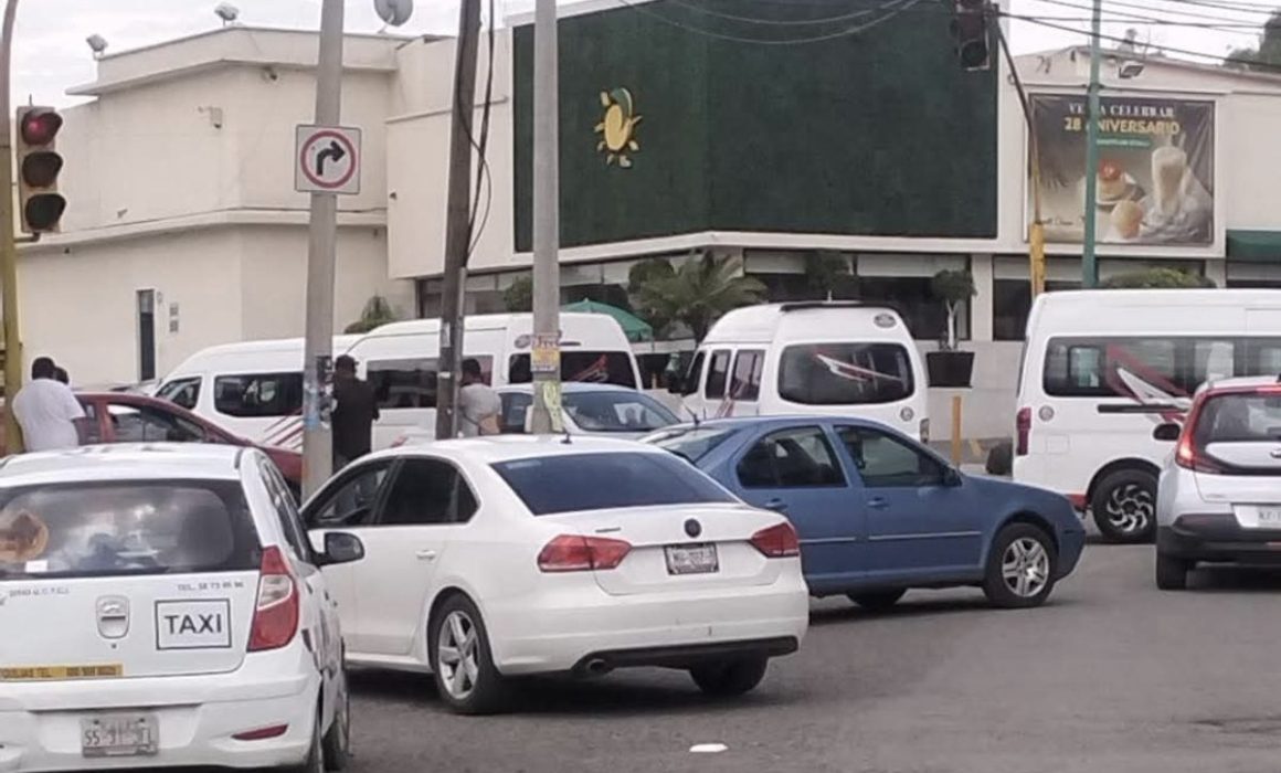 Caos en Cuautitlán Izcalli por volcamiento de tráiler y bloqueos de transportistas