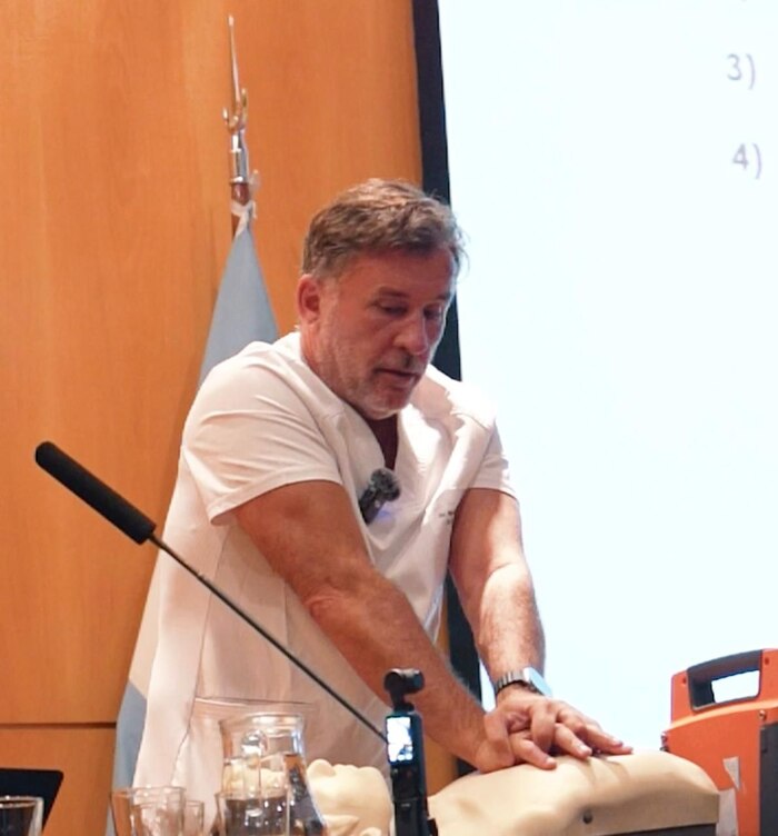 Cardiólogo realiza maniobras de RCP durante 35 minutos a su padre y destaca la importancia de los desfibriladores en la prevención de muertes súbitas en México