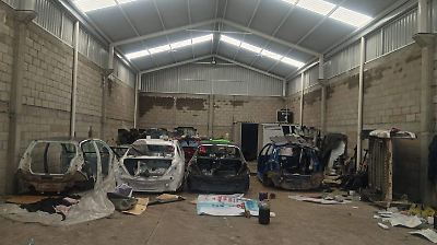 Cateo en Toluca revela taller clandestino con autopartes y documentos de autos robados