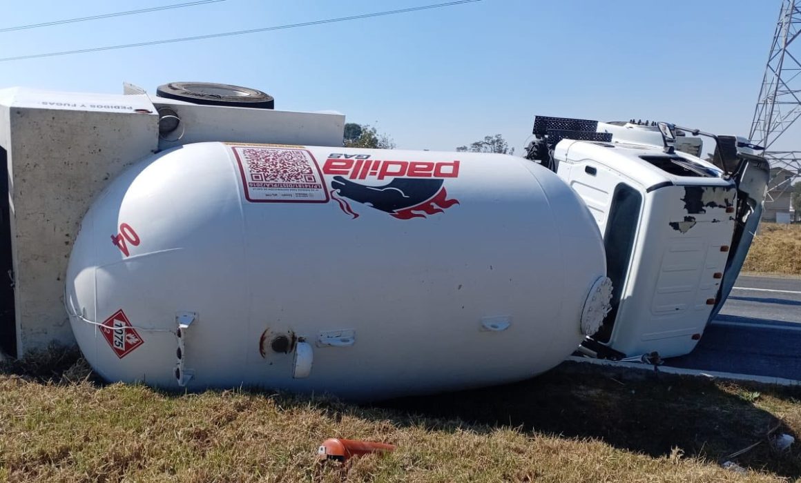¡Choque de pipa con Gas LP paraliza la autopista Toluca–Atlacomulco y pudo ser una tragedia mayor!