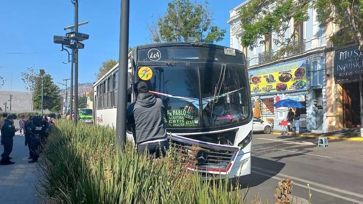¿Choque inesperado en el corazón de Toluca? Así fue el impacto de un camión contra una jardinera en pleno centro