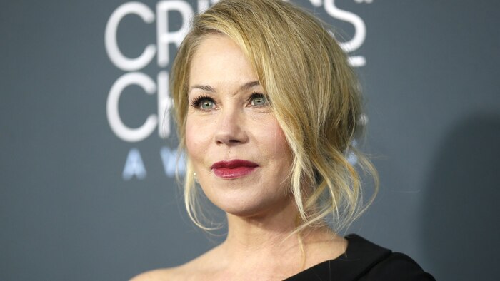Christina Applegate revela en sus memorias la pérdida de peso por esclerosis múltiple y sus desafíos físicos