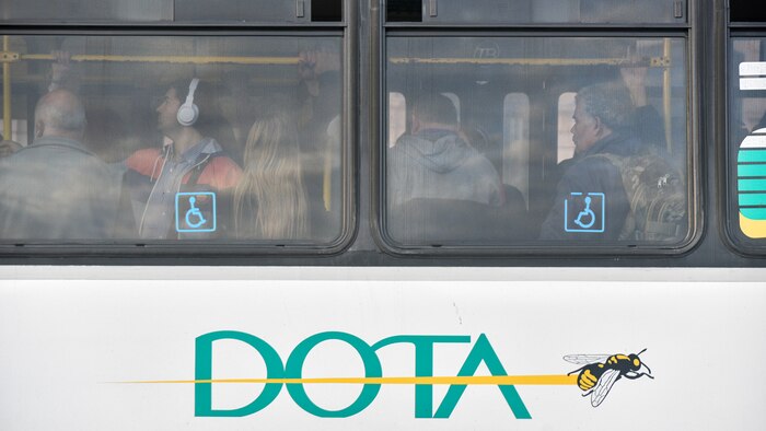 Colectivos en el Área Metropolitana de Buenos Aires operan con horarios habituales durante el paro nacional