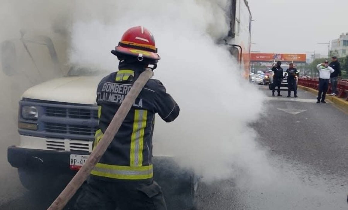 Controlan incendio de camioneta en avenida Gustavo Baz, Tlalnepantla, sin lesiones ni riesgos mayores