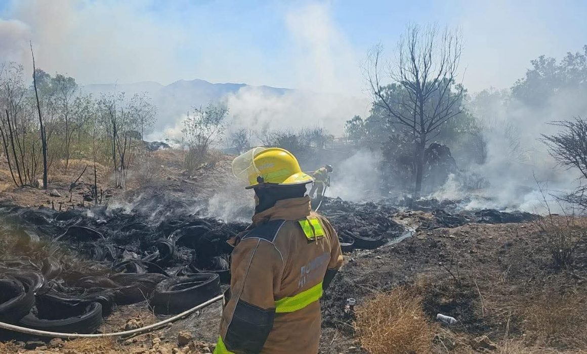 Controlan incendio en depósito de llantas en Huehuetoca para prevenir mayores daños ambientales