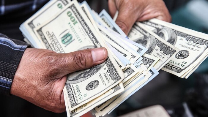 Dólar en Perú cierra con caída y se mantiene estable en medio de incertidumbre económica