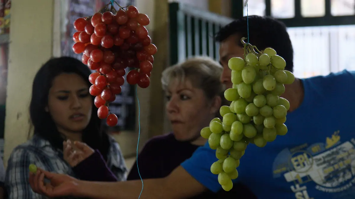 ¡Descubre los Rituals de Año Nuevo que Cambiarán Tu Vida! Desde Llenar Maletas hasta Correr Bajo la Mesa