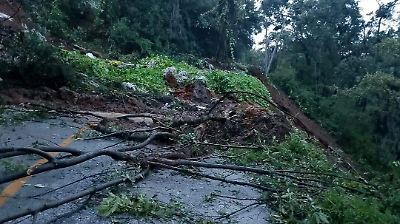 Deslave cierra la carretera Tenancingo-Villa Guerrero; redes de emergencia trabajan en su apertura