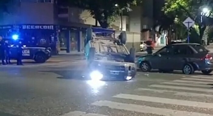 Detienen a conductor que volcó en Liniers tras chocar contra vehículo estacionado