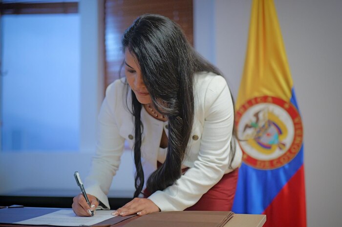 Directora del DNP defiende incremento del gasto social y critica recortes en presupuesto