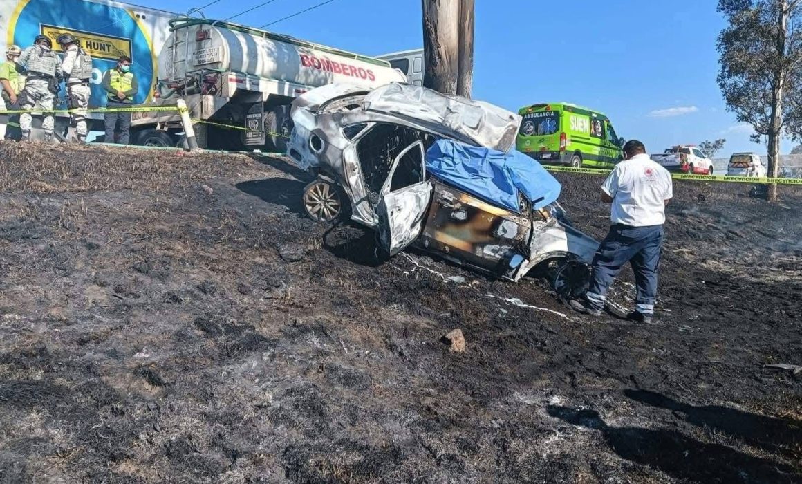 Dos personas mueren calcinadas tras impactar automóvil contra árbol en Jocotitlán, Estado de México