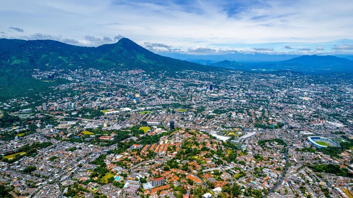 Economía de El Salvador proyecta desaceleración en 2026 tras auge de remesas en 2025