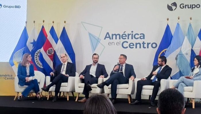 El Salvador destaca estrategia digital y programas regionales en encuentro en Panamá