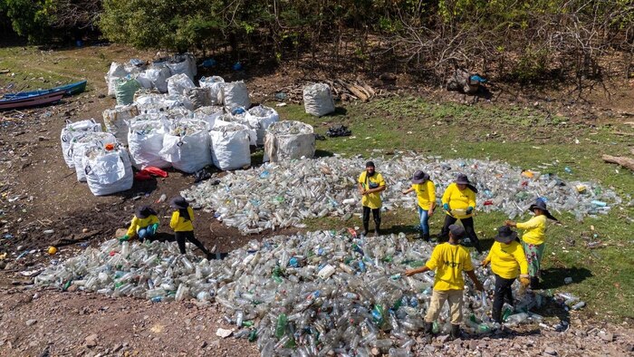 El Salvador retira más de 200 toneladas de basura del Lago Suchitlán para proteger su ecosistema