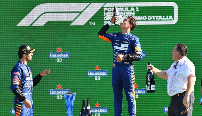 El shoey, ritual estadounidense y australiano que conquista escenarios internacionales y celebra la superación personal