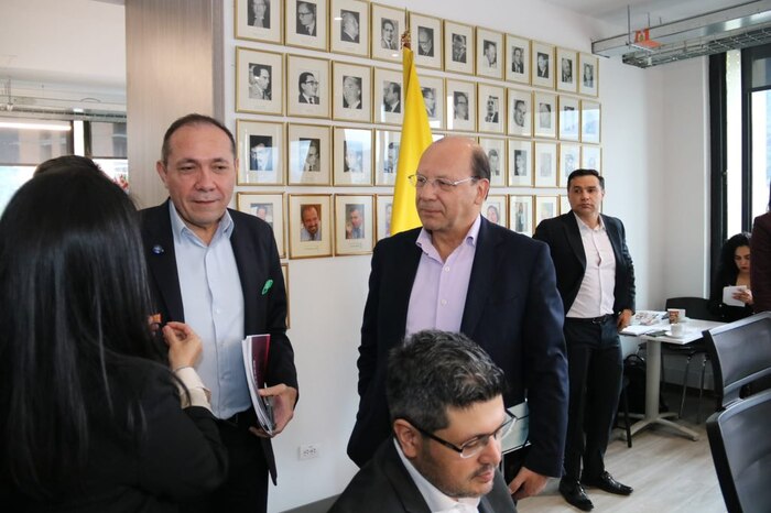 Empresarios y sindicatos acuerdan mantener aumento del salario mínimo del 23,7 % en Colombia