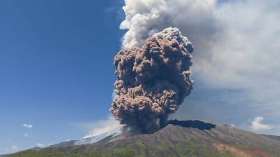 Erupción del Monte Etna causa pánico y asombra a turistas en Sicilia