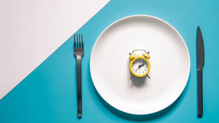 Estudio de Cochrane revela que el ayuno intermitente no es más efectivo que las dietas tradicionales para perder peso