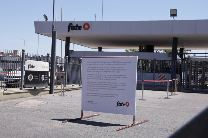 Expertos advierten que el cierre de FATE refleja la crisis del modelo industrial del neumático en Argentina
