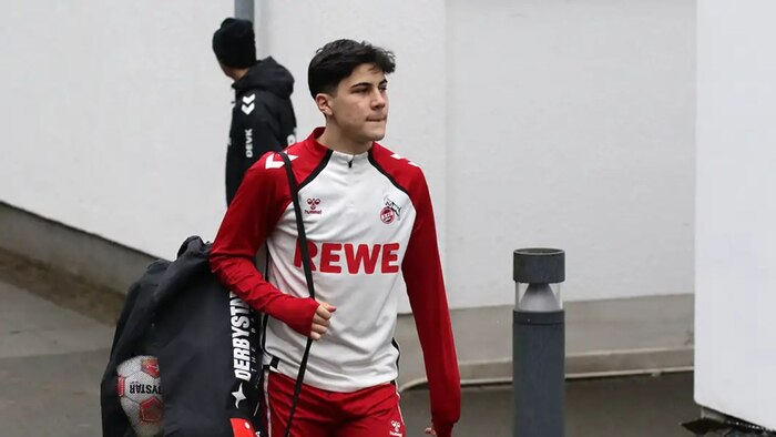 Felipe Chávez destaca las raíces peruanas en su presentación con FC Colonia en dinámico desafío de ping pong