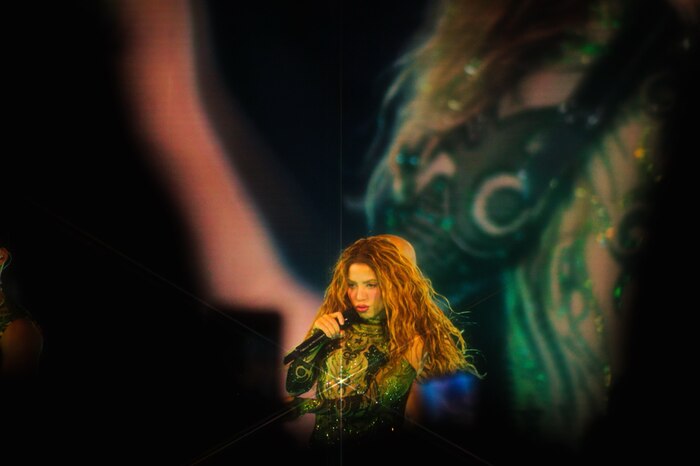 Fuegos artificiales iluminan la Torre Latinoamericana al cierre del concierto de Shakira en el Zócalo de la Ciudad de México