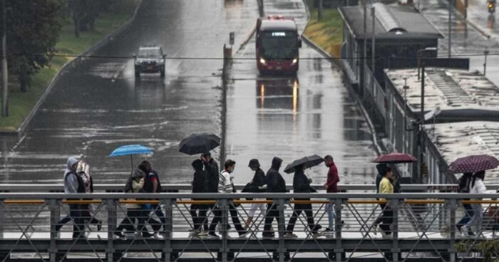 Fuertes lluvias, granizo y encharcamientos en Bogotá afectan movilidad y generan alertas de precaución