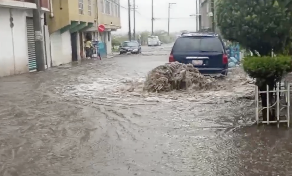 Fuertes lluvias provocan inundaciones en tres municipios del Estado de México