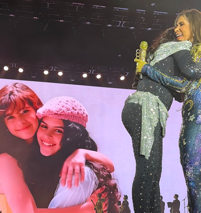 Gloria Trevi y Mary Boquitas se reúnen en concierto en el BMO Stadium tras décadas y enfrentan la historia del caso Sergio Andrade