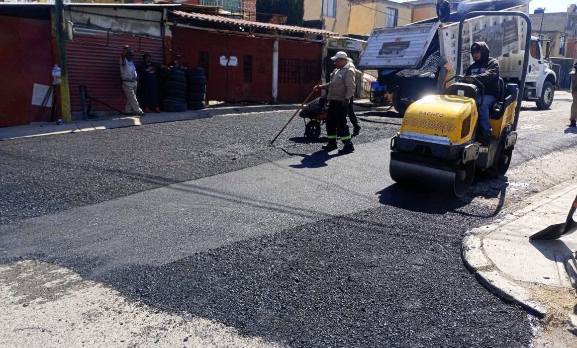 Gobierno de Cuautitlán Izcalli realiza bacheo en vialidades principales para mejorar movilidad