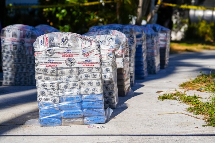 Gobierno de El Salvador incauta 398 kilos de cocaína en playa Toluca durante operativo nocturno